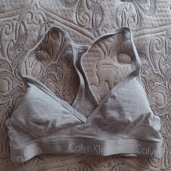 I'm selling a Calvin Klein sports bra - Picture 1 of 2